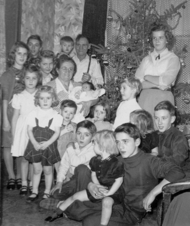 1952 photo of Ellen and Ernest with 16 of their 17 grandchildren